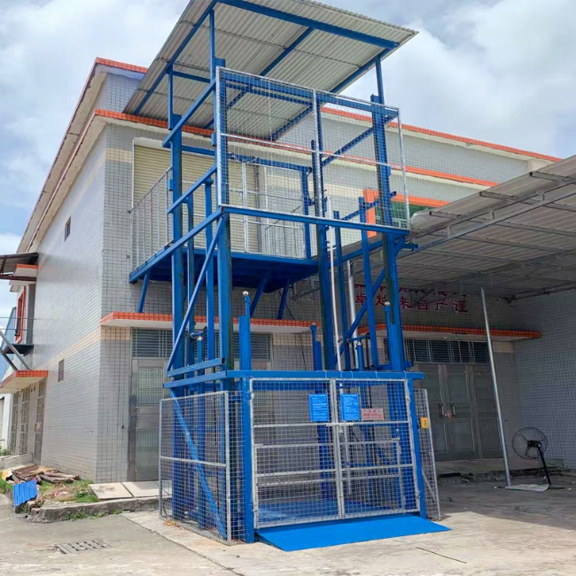 阜新建材厂室外升降货梯安装